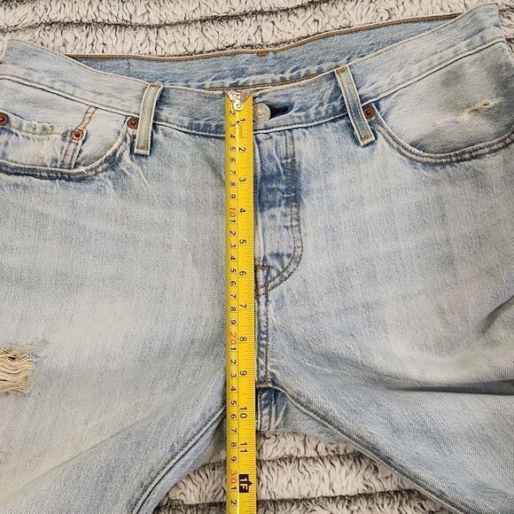 Light wash, button fly, seriously distressed, majorly cropped jeans size 29! - Picture 9 of 10